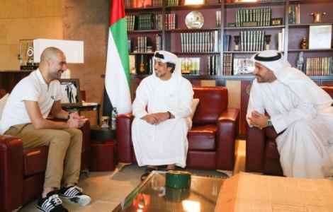 Pep Guardiola, Sheik Mansour bin Zayed (dono do Manchester City) e Khaldoon Al Mubarak (presidente do Manchester City)