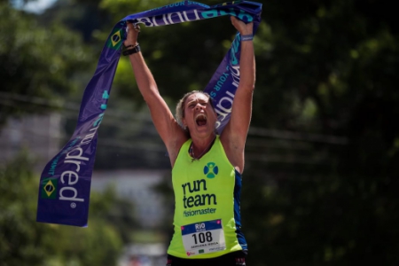 Adriana Rosa comemora seu recorde no FKT Rio One Hundred® Camimho do Imperador. (Allan Carvalho/Divulgação).jpeg