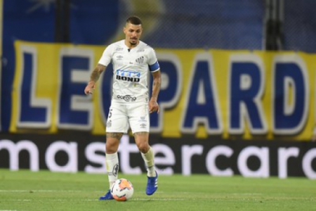 Alison em ação contra o Boca Juniors