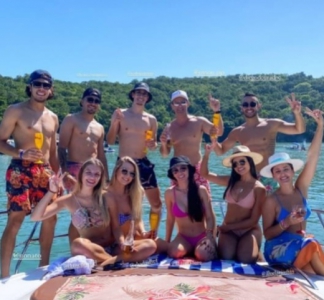 Jogadores do Inter se aglomeram em barco