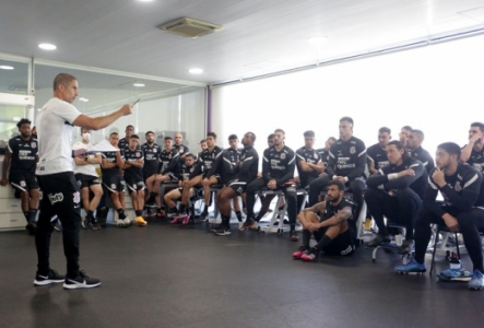 Em primeiro encontro com elenco, Sylvinho diz que dará caminho aos atletas