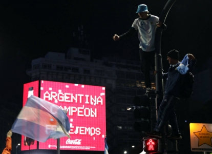 Los aficionados argentinos se dan un festín en Buenos Aires tras el título de la Copa América