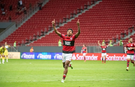 Vitinho iguala marca pelo Flamengo e já é um dos três mais efetivos do elenco; veja números