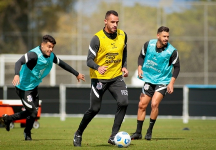 Novo reforço, Renato Augusto oferece variações a Sylvinho em sua volta ao Corinthians