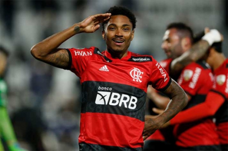 Vitinho comemora nova função com Renato e reforça desejo do Flamengo pelo tri do Brasileirão