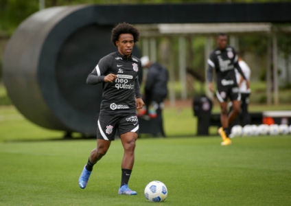 Willian preocupa após substituição mas Sylvinho ameniza: nada sério