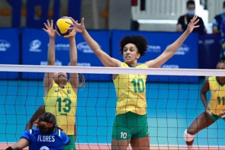 Lorena na Seleção Brasileira de vôlei (Foto: Divulgação)