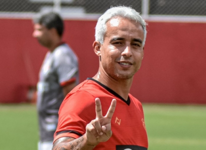 Meio-campista J&Atilde;&iexcl;dson enxerga Vit&Atilde;&sup3;ria 'em boas condi&Atilde;&sect;&Atilde;&micro;es' antes do Ba-Vi |  LANCE!