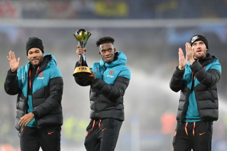 Reece James, Ben Chilwell e Hudson-Odoi, do Chelsea, com o troféu do Mundial de Clubes no Stamford Bridge