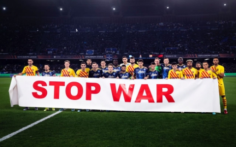 Napoli x Barcelona - Jogadores com a faixa pedindo fim da guerra entre Rússia e Ucrânia