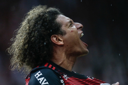 Willian Arão, comemorando o gol da classificação do Flamengo sobre o Vasco