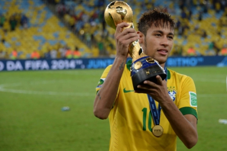 Brasil x Espanha - Neymar com o troféu da Copa das Confederações