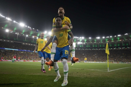 Brasil x Chile - Neymar e Vini Jr.