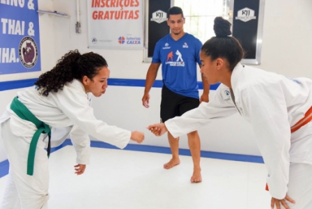 Crianças do núcleo em Manaus exibindo suas medalhas personalizadas (Foto: divulgação)