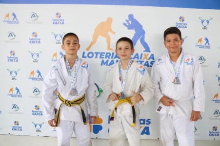 Crianças do núcleo em Manaus exibindo suas medalhas personalizadas (Foto: divulgação)