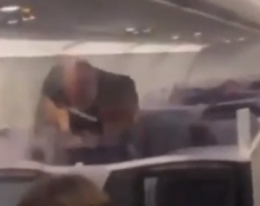 Mike Tyson agride passageiro após ser provocado em voo