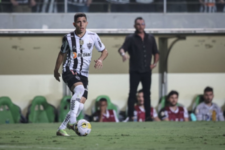 El Turco, observando Savarino ao fundo da imagem, evitou lamentações, mas viu o empate com o Coxa como lição para sua equipe