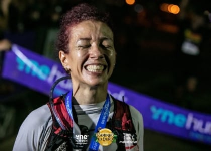 Cida Cunha se emociona com a vitória nas 100 milhas da One Hundred® Rio Caminho do Ouro. (Foto de Matias Novo/Divulgação)