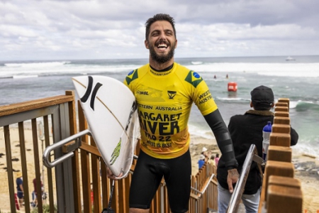 Filipe Toledo feliz após estrear a lycra amarela com vitória no Margaret River Pro (Crédito: Matt Dunbar / World Surf League)