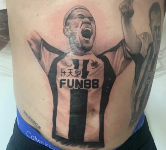 Joelinton - tatuagem de torcedor do Newcastle