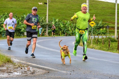 Neumann (35) e Feijão vão participar dos 25km da Rio do Rastro Marathon. (Arquivo pessoal)