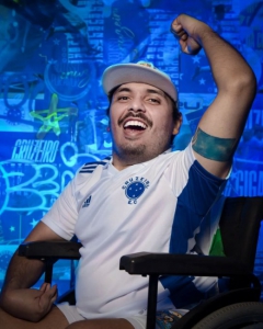 Imagem de novo uniforme branco do Cruzeiro