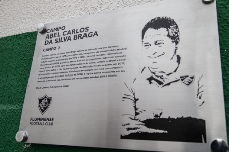 Abel Braga recebe placa no CT do Fluminense