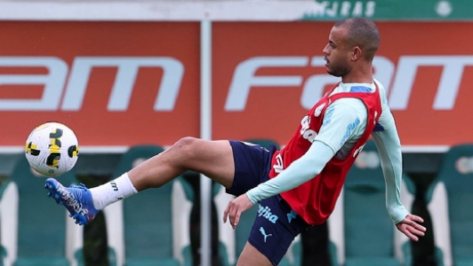 Provável substituto de Marcos Rocha, Mayke promete entrega total nos clássicos contra o São Paulo