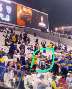 Torcedores do Boca fazendo gestos racistas na Arena