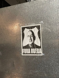 Protesto contra Andrés Rueda na Vila Belmiro