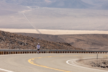 A longa jornada de Alexandre Castello Branco na Badwater. (Foto de Beto Noval)