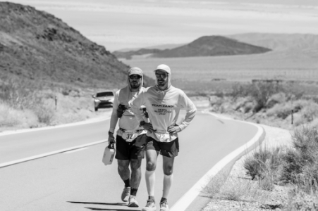 Alexandre Castello Branco é acompanhado por um membro de sua equipe em um dos trechos da Badwater. (Foto de Beto Noval)