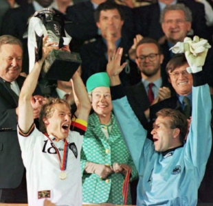 Rainha Elizabeth II na entrega do troféu da Eurocopa de 1996