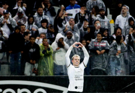 Róger Guedes valoriza parceria com Yuri no Corinthians e lamenta gols perdidos: 'Poderia ter feito quatro'