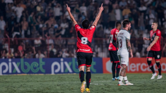 Com direito a 'lei do ex', Fluminense sai na frente, mas sofre a virada do Atlético-GO pelo Brasileirão | LANCE! Com direito a 'lei do ex', Fluminense sai na frente, mas sofre a virada do Atlético-GO pelo Brasileirão | LANCE!