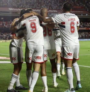 São Paulo marca nos acréscimos, vence o Atlético-GO e mantém vivo sonho da Libertadores | LANCE! São Paulo marca nos acréscimos, vence o Atlético-GO e mantém vivo sonho da Libertadores | LANCE!