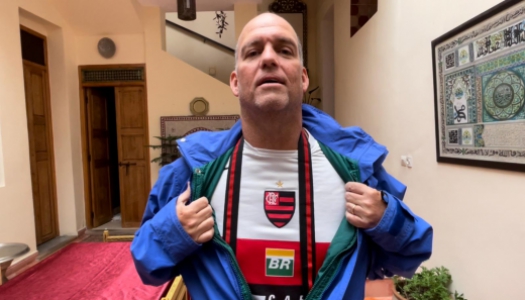 Sérgio Guimarães exibe com orgulho uma das oito camisas que leva na bagagem para o Mundial de Clubes no Marrocos