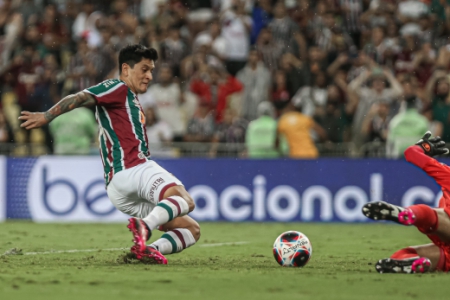 Fluminense x Flamengo - gol de Cano no rebote