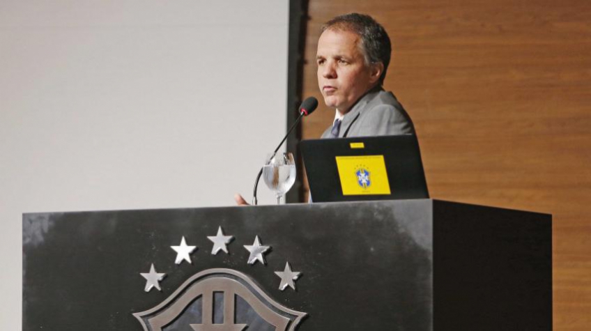 Diretor da CBF analisa salários de jogadores e garante rigidez no controle das transferências