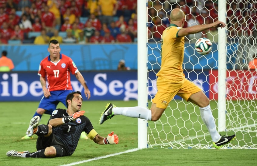 Com direito a belo gol de Valdivia, Chile vence a Austrália na estreia (Foto: William West/AFP)
