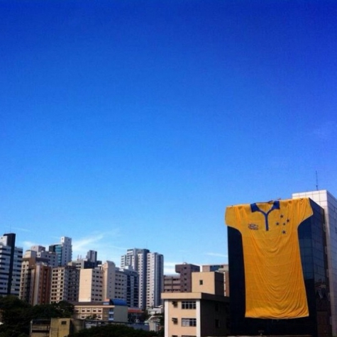 Camisa do Cruzeiro na sede administrativa do clube (Foto: Instagram Oficial do Cruzeiro)