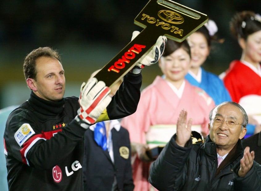 Rogério Ceni recebe o prêmio do melhor jogador do Mundial de Clubes após o título do São Paulo em 2005