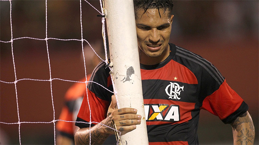 Muito vaiado na Arena, Guerrero leva terceiro amarelo e está suspenso