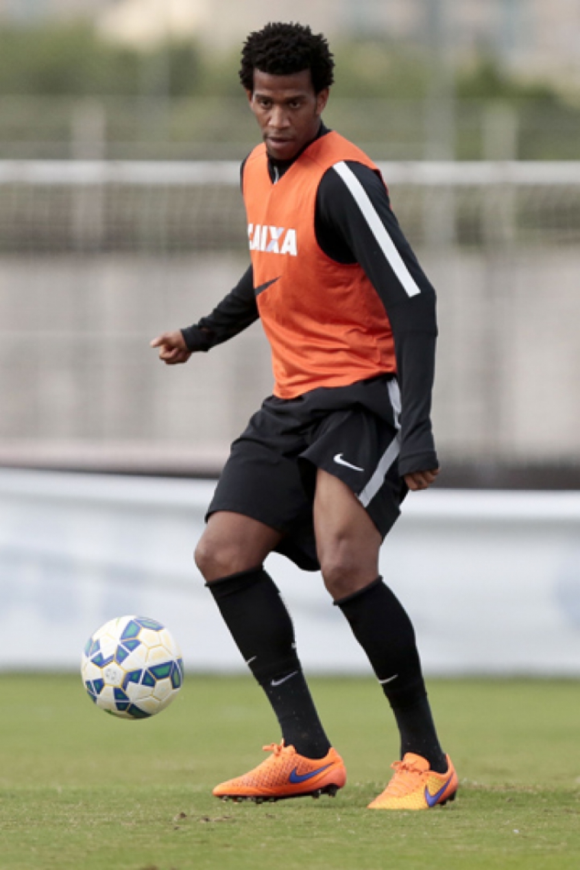 Gil no treino do Corinthians (Foto: ALE CABRAL/LANCEPRESS)