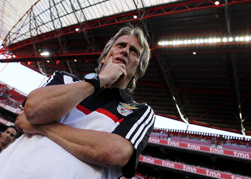 Jorge Jesus acompanha o aquecimento dos jogadores do Benfica antes do jogo (Foto: Pedro Nunes/AFP)