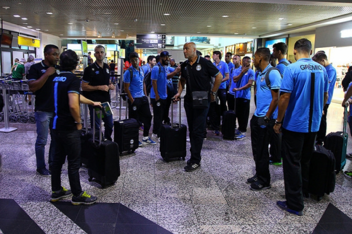 Elenco do Grêmio embarcou no domingo rumo à Argentina (Foto: Lucas Uebel/Grêmio)