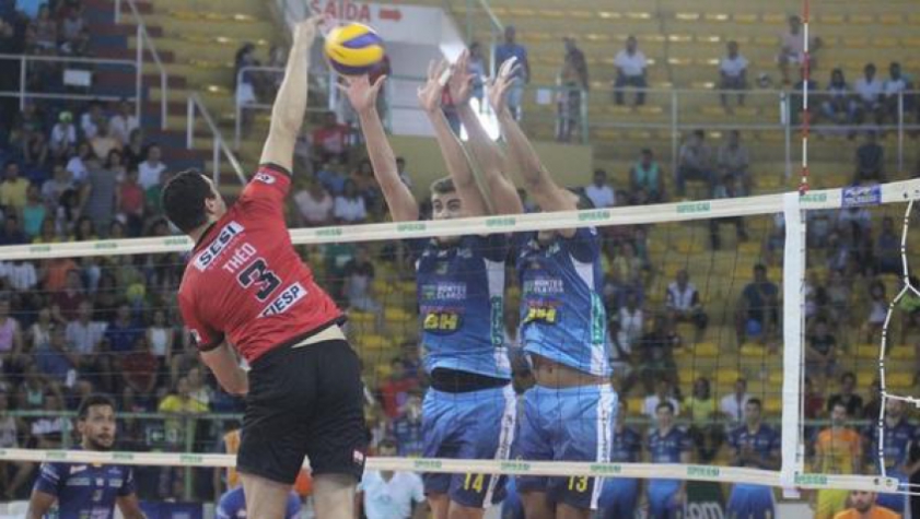 Théo, da equipe do Sesi-SP, em lance de ataque (Foto: Fredson Souza/MCV)