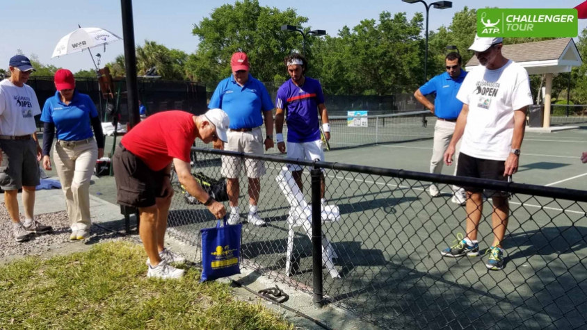 Voluntário tenta capturar cobra em quadra de torneio de tênis nos Estados Unidos