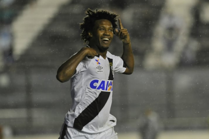 Demora por resposta faz Vasco desistir de renovar com Rafael Vaz
