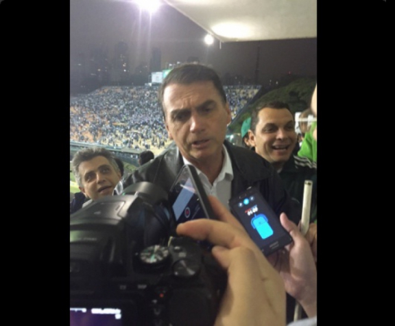 Bolsonaro posou para fotos, mas também foi rechaçado por parte da torcida do Palmeiras (foto: Thiago Ferri)